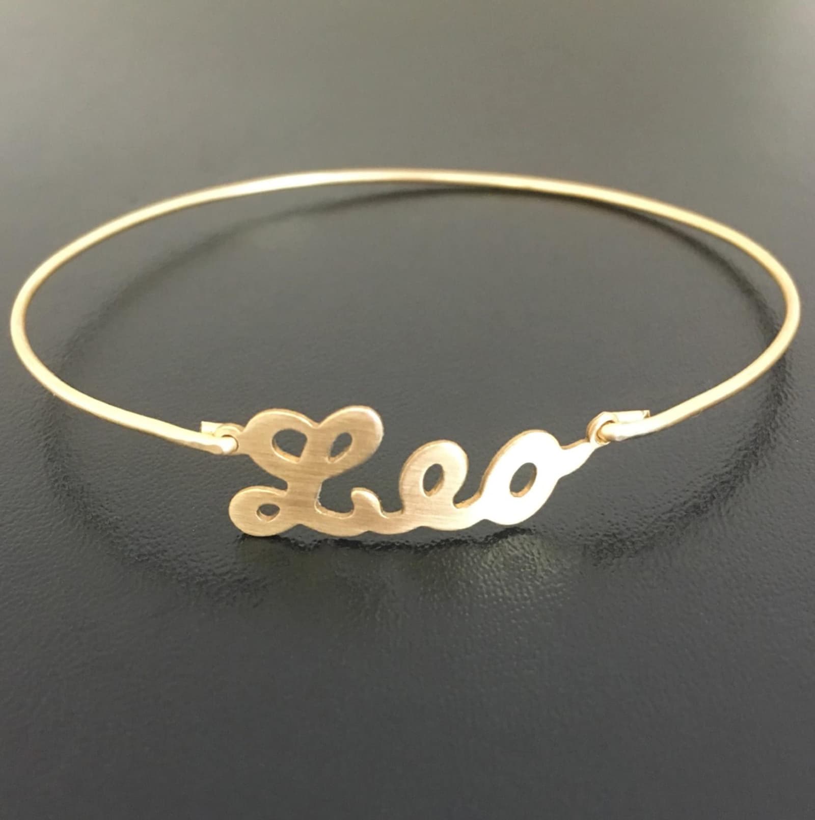 Pulsera rígida fina con signo del zodíaco