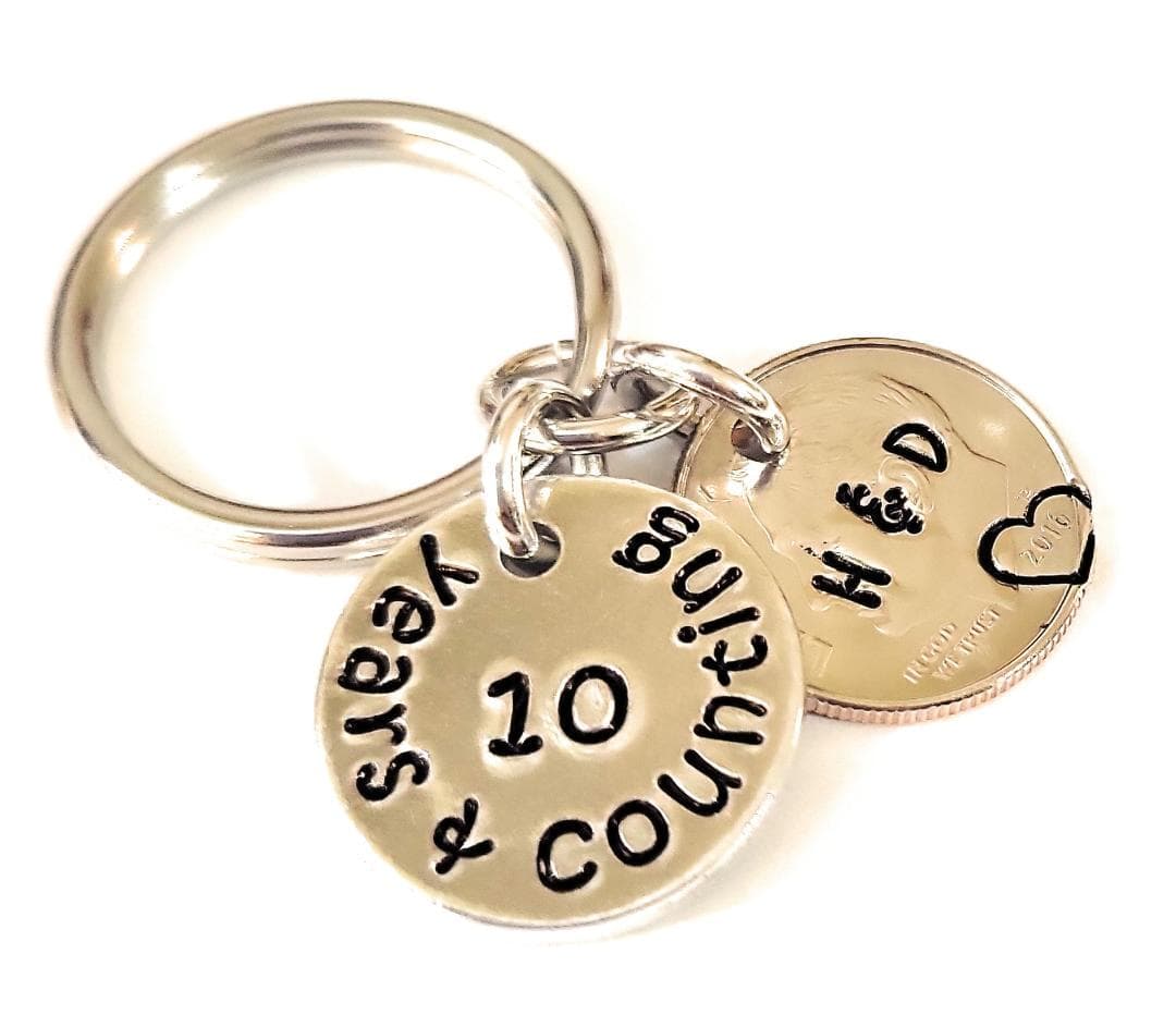 Llavero de 10 aniversario para tu esposa o esposo con moneda real,