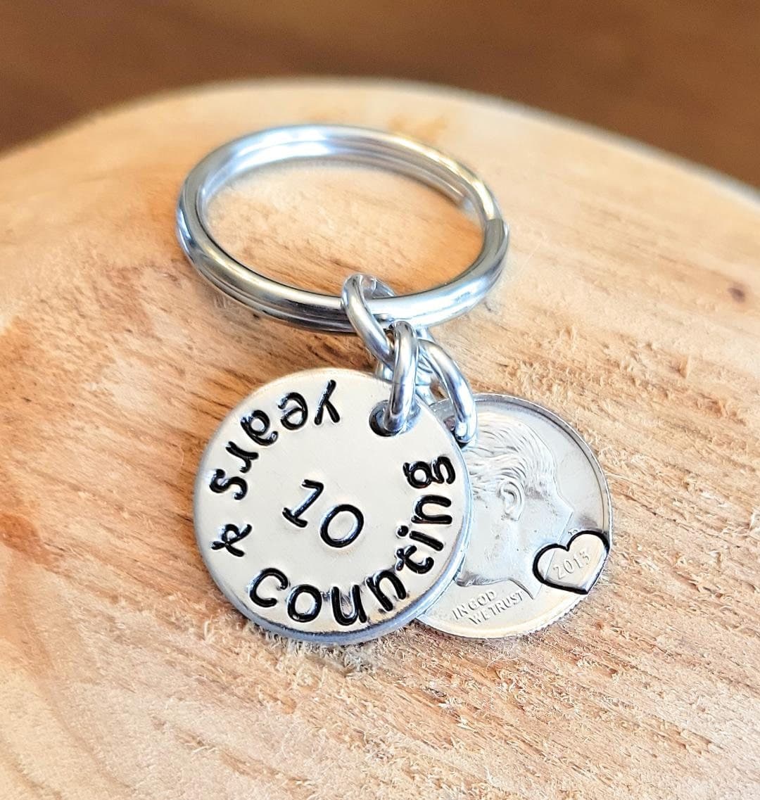 Llavero de 10 aniversario para tu esposa o esposo con moneda real, foto 10