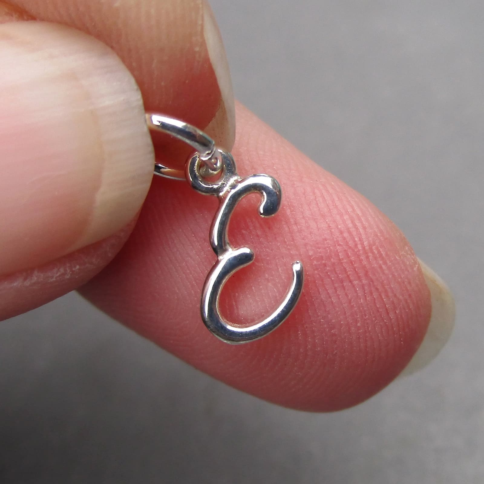 Charm de letra inicial en plata para joyería