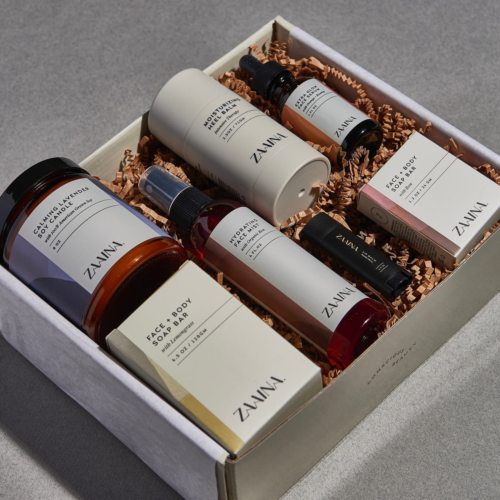 Cesta de belleza artesanal con cosmética natural