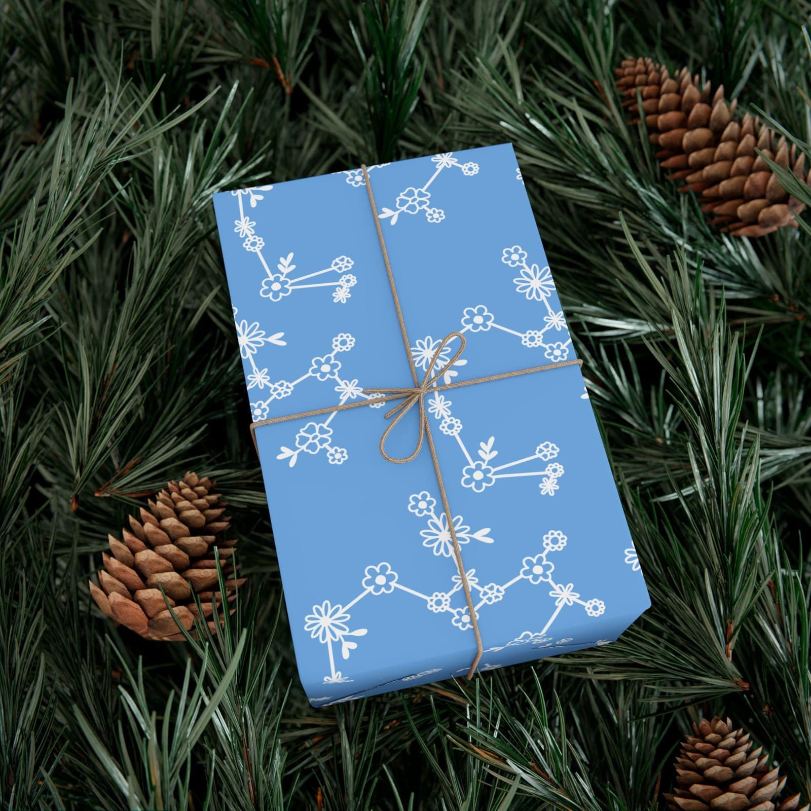 Papel de regalo botánico azul cielo con flores, foto 4