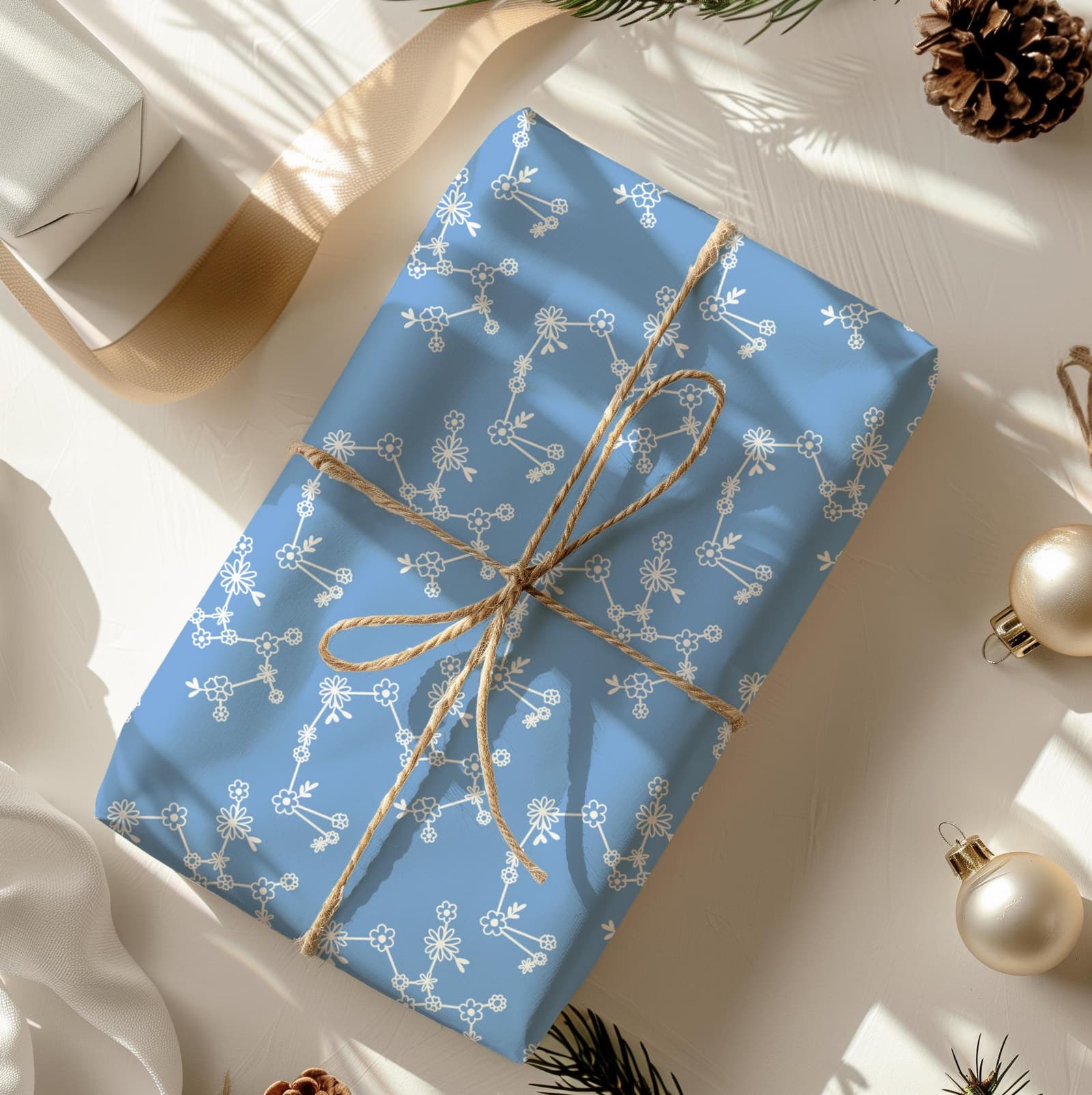 Papel de regalo botánico azul cielo con flores, foto 2