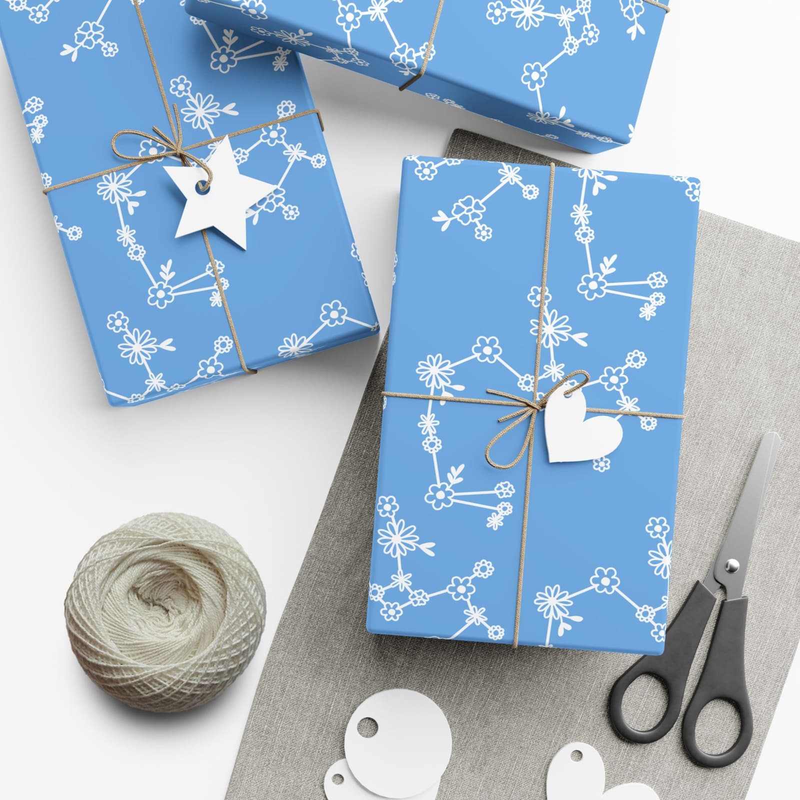 Papel de regalo botánico azul cielo con flores, foto 3