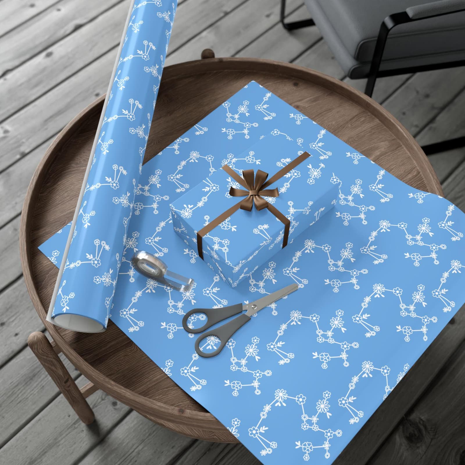 Papel de regalo botánico azul cielo con flores, foto 5
