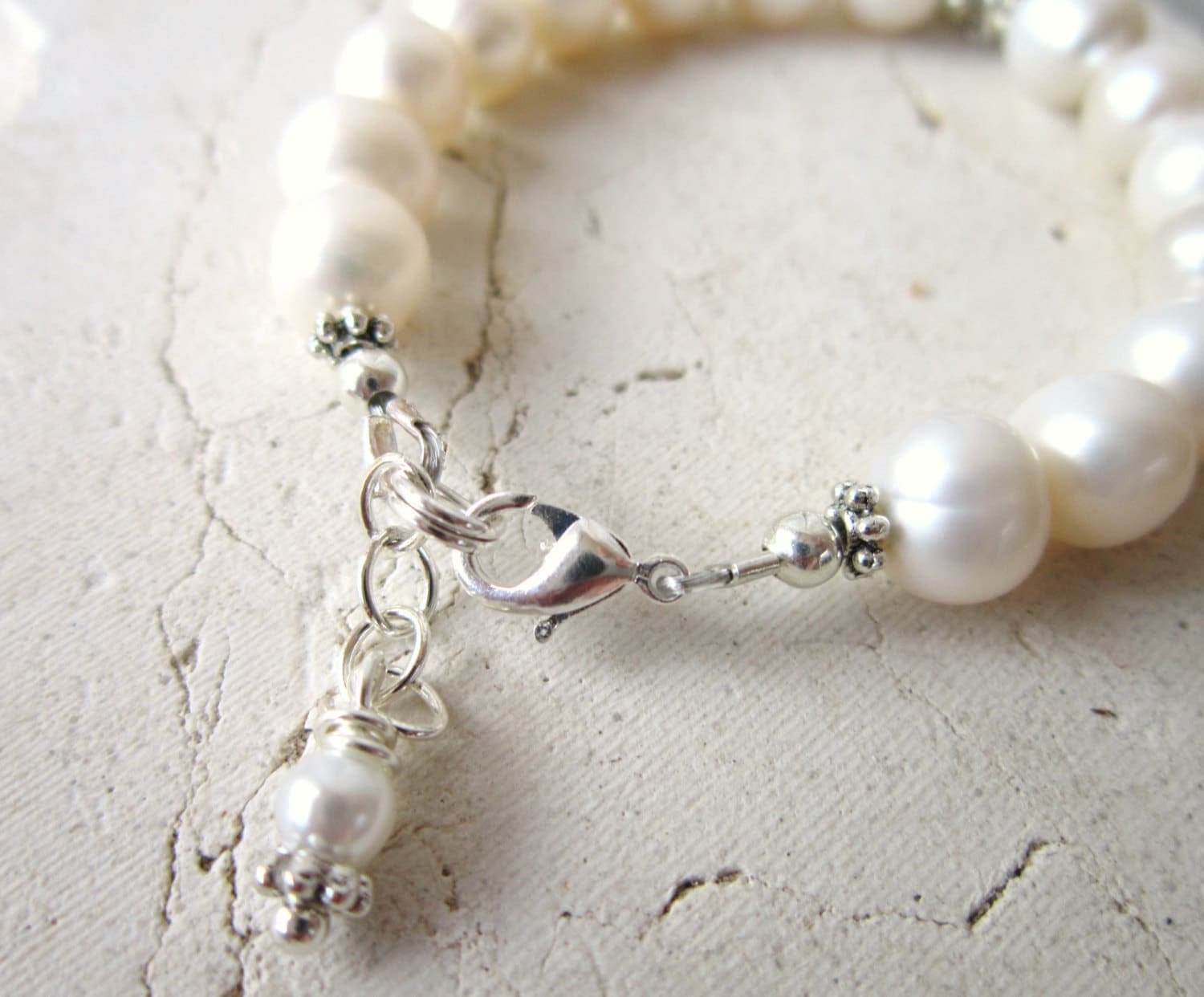 pulsera religiosa personalizada con perlas y inicial, foto 2