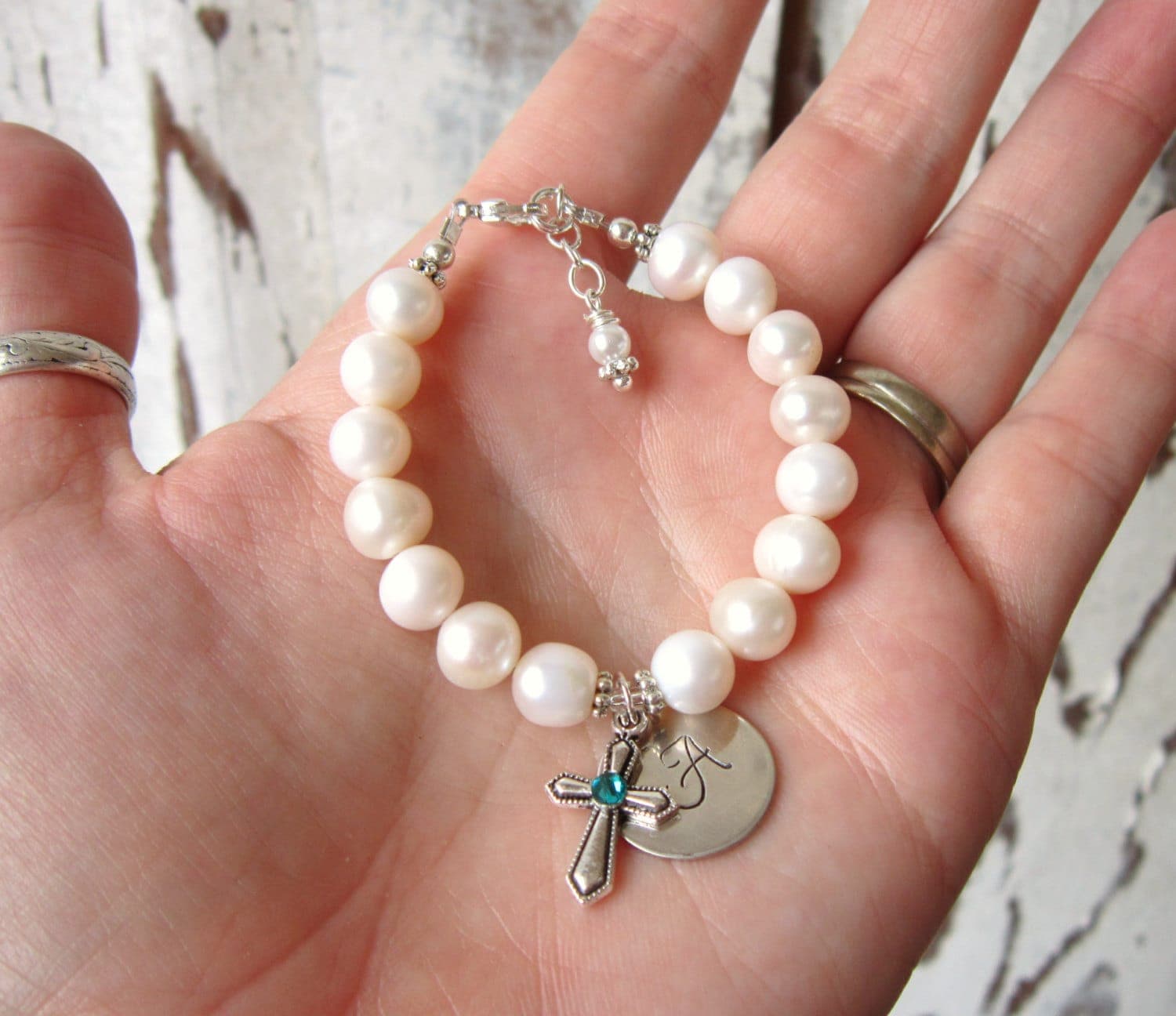 pulsera religiosa personalizada con perlas y inicial, foto 3