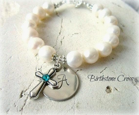 pulsera religiosa personalizada con perlas y inicial