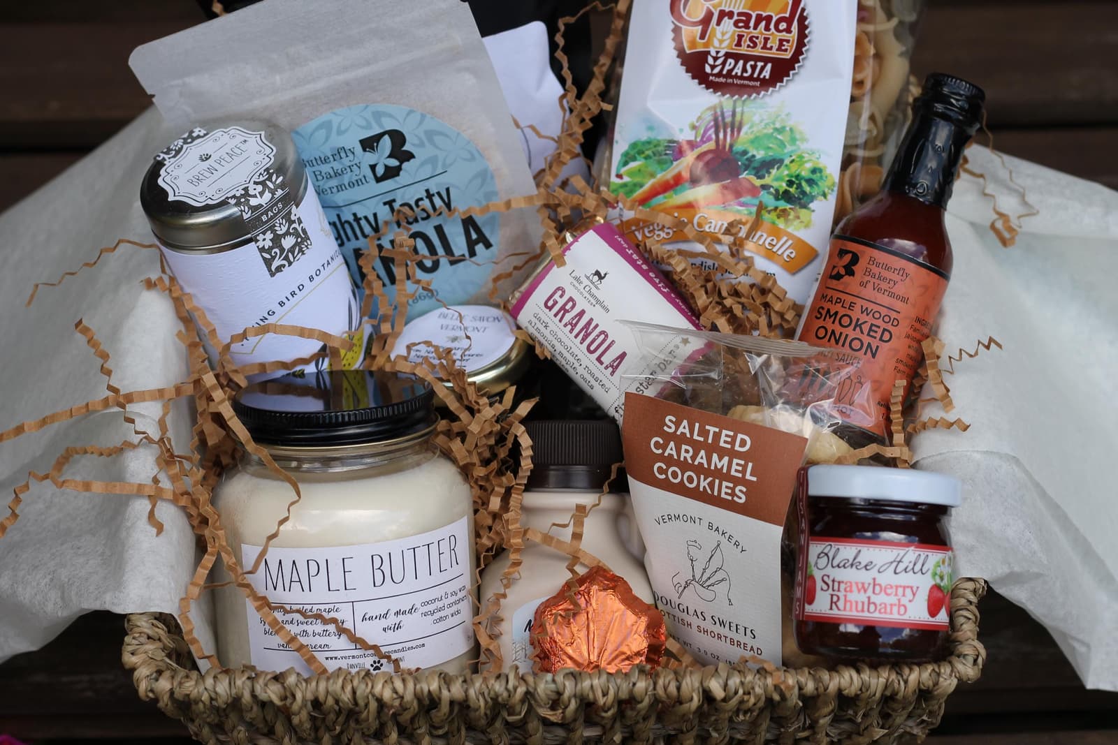 Cesta de regalo gourmet de Vermont con productos artesanos