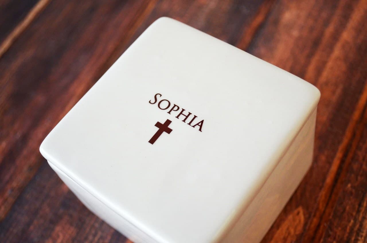 This lovely square keepsake box would be a perfect gift for your godchild and is one that can be enjoyed all year round. This would be a great baptism, christening, confirmation or first communion gift. Can be personalized.