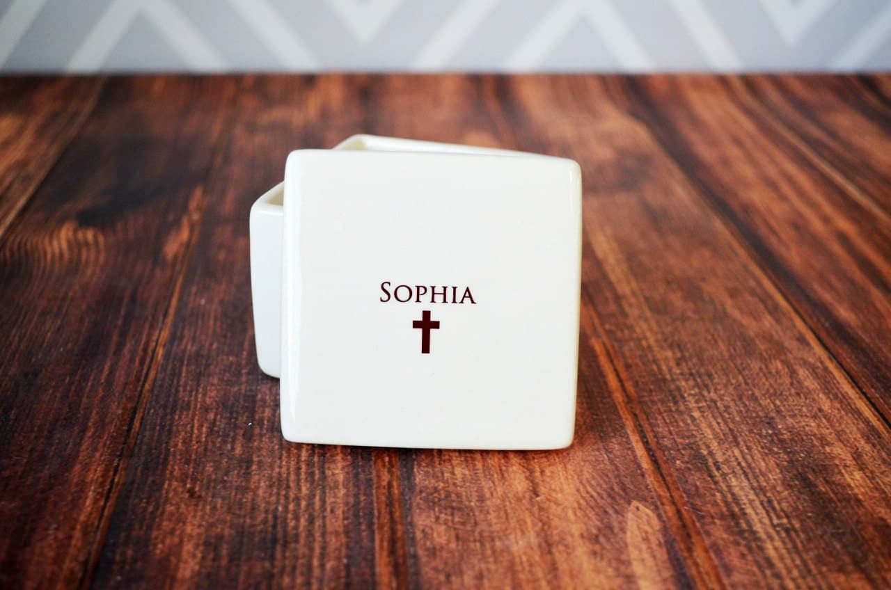This lovely square keepsake box would be a perfect gift for your godchild and is one that can be enjoyed all year round. This would be a great baptism, christening, confirmation or first communion gift. Can be personalized.
