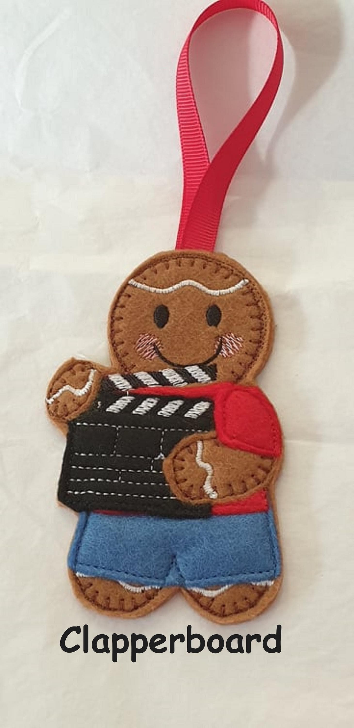 Adorno de galleta de jengibre con forma de claqueta