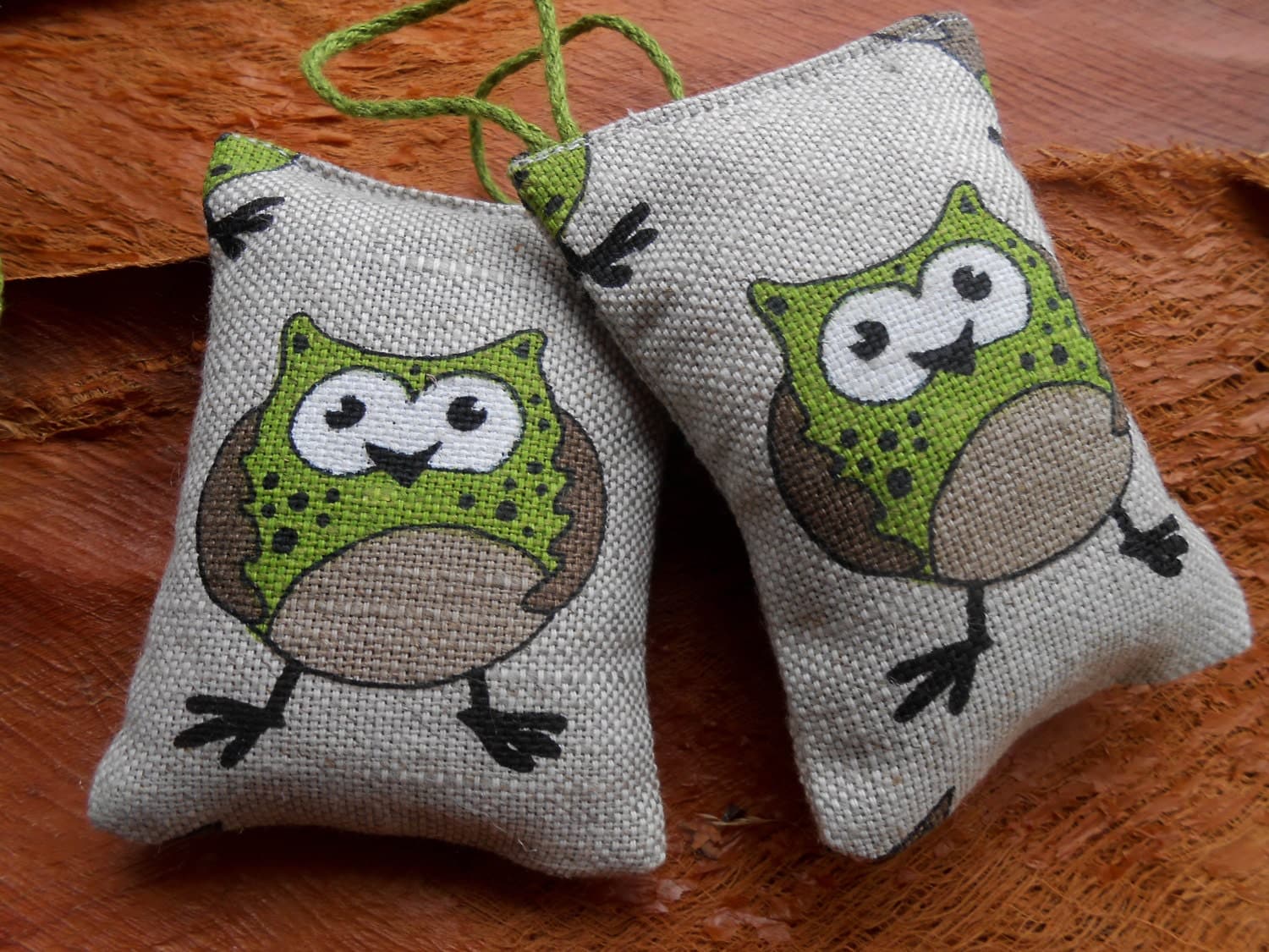 Detalle de un saquito con forma de búho, con la cara bordada y las alas cosidas