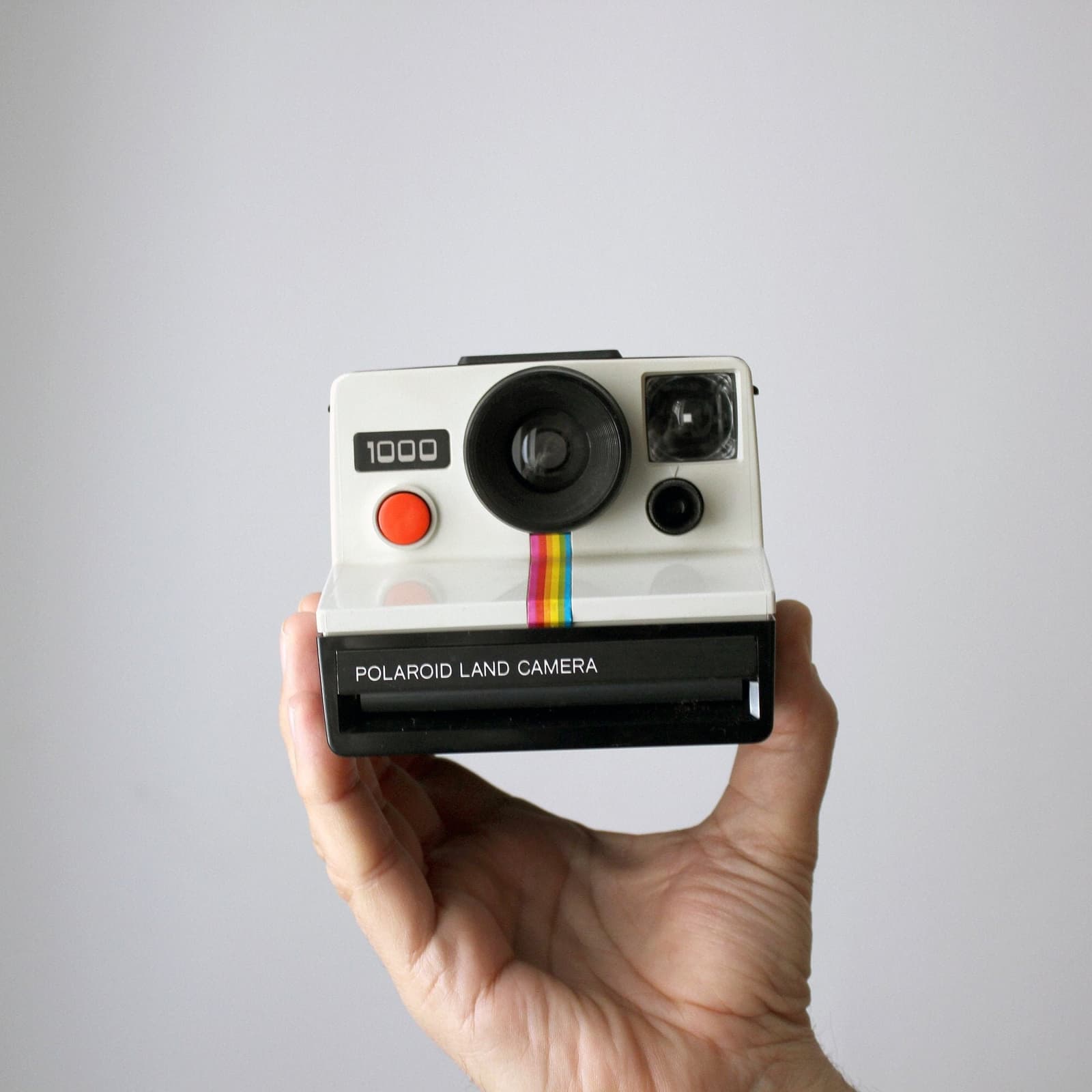 Polaroid 1000 Land Camera vintage con botón naranja