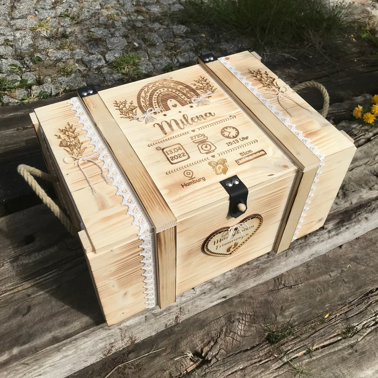 Caja de recuerdos de madera personalizada con arcoíris