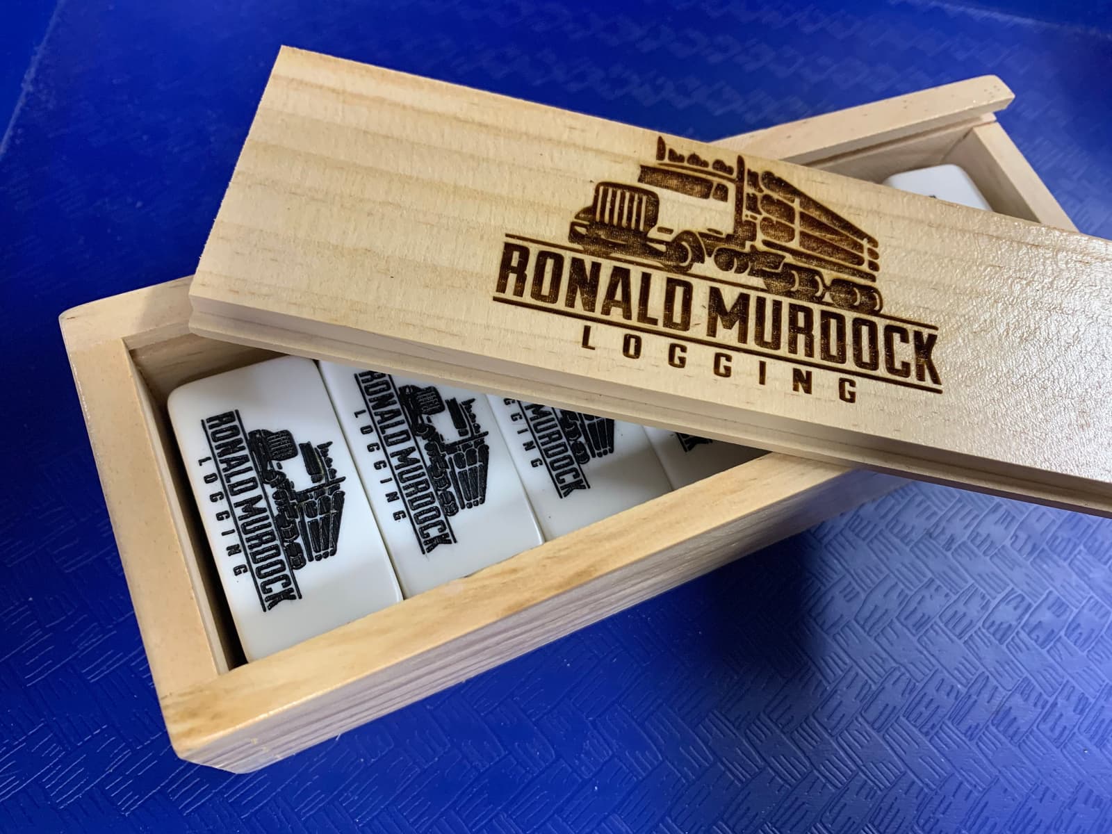 Juego de dominó personalizado con caja de madera, foto 3
