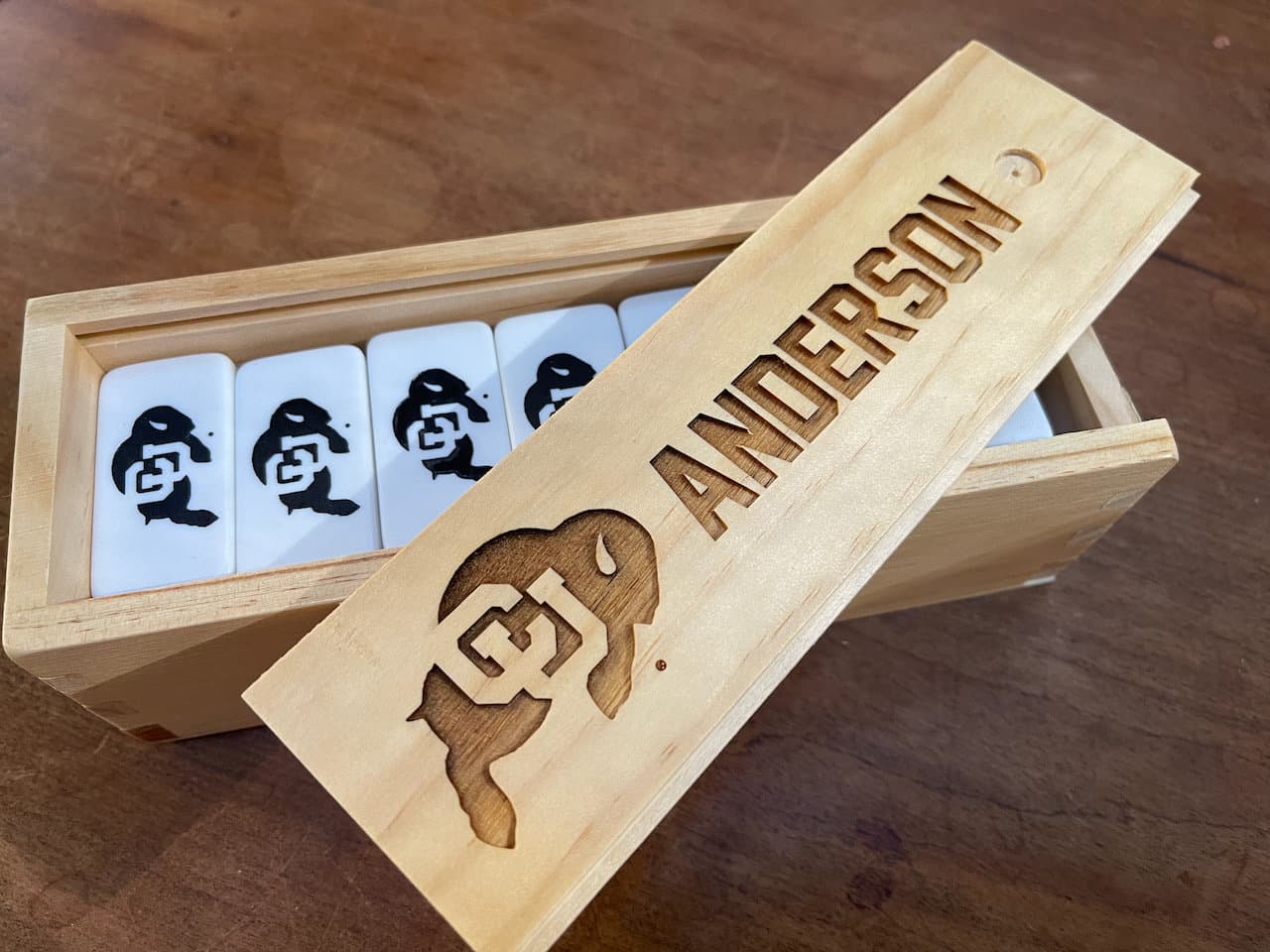 Juego de dominó personalizado con caja de madera, foto 9