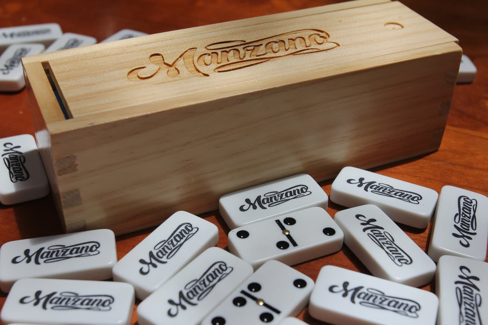Juego de dominó personalizado con caja de madera