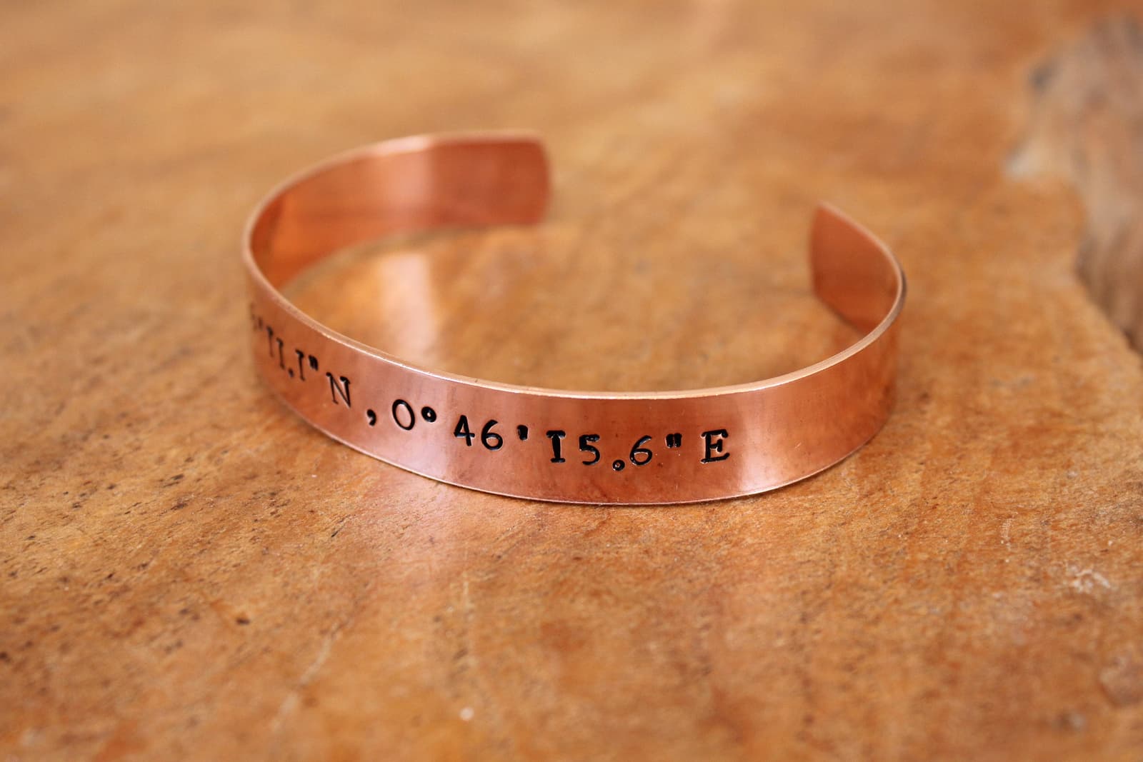 Pulsera de cobre personalizada con coordenadas