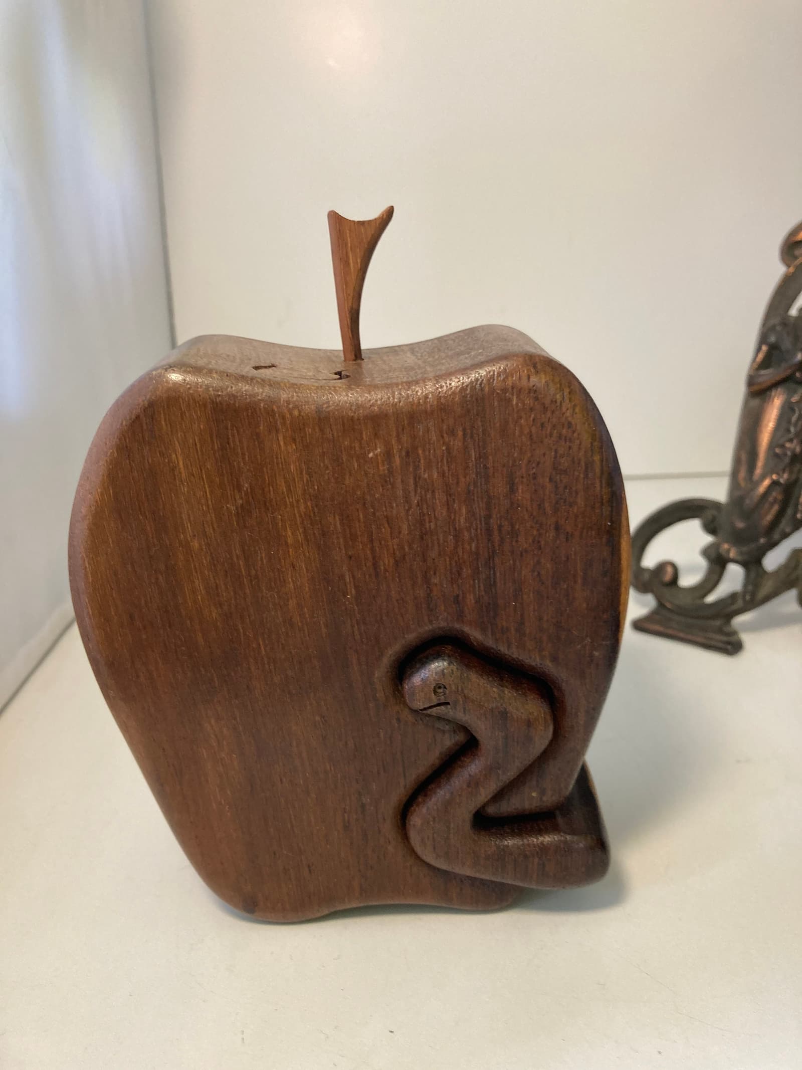 Caja puzzle vintage con forma de manzana tallada a mano