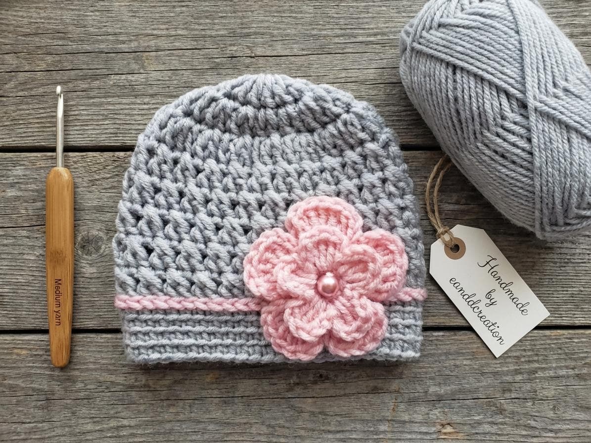 Gorro de ganchillo gris con flor rosa para bebé