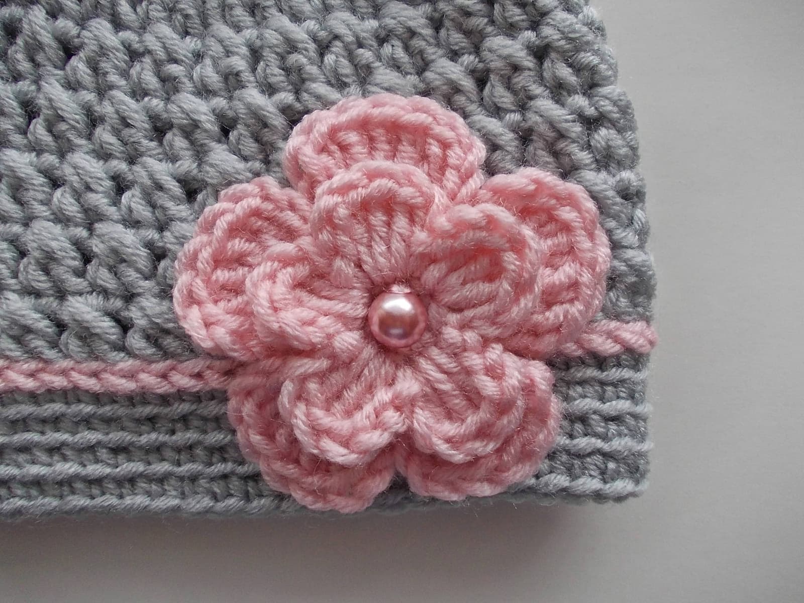 Gorro de ganchillo gris con flor rosa para bebé, foto 2