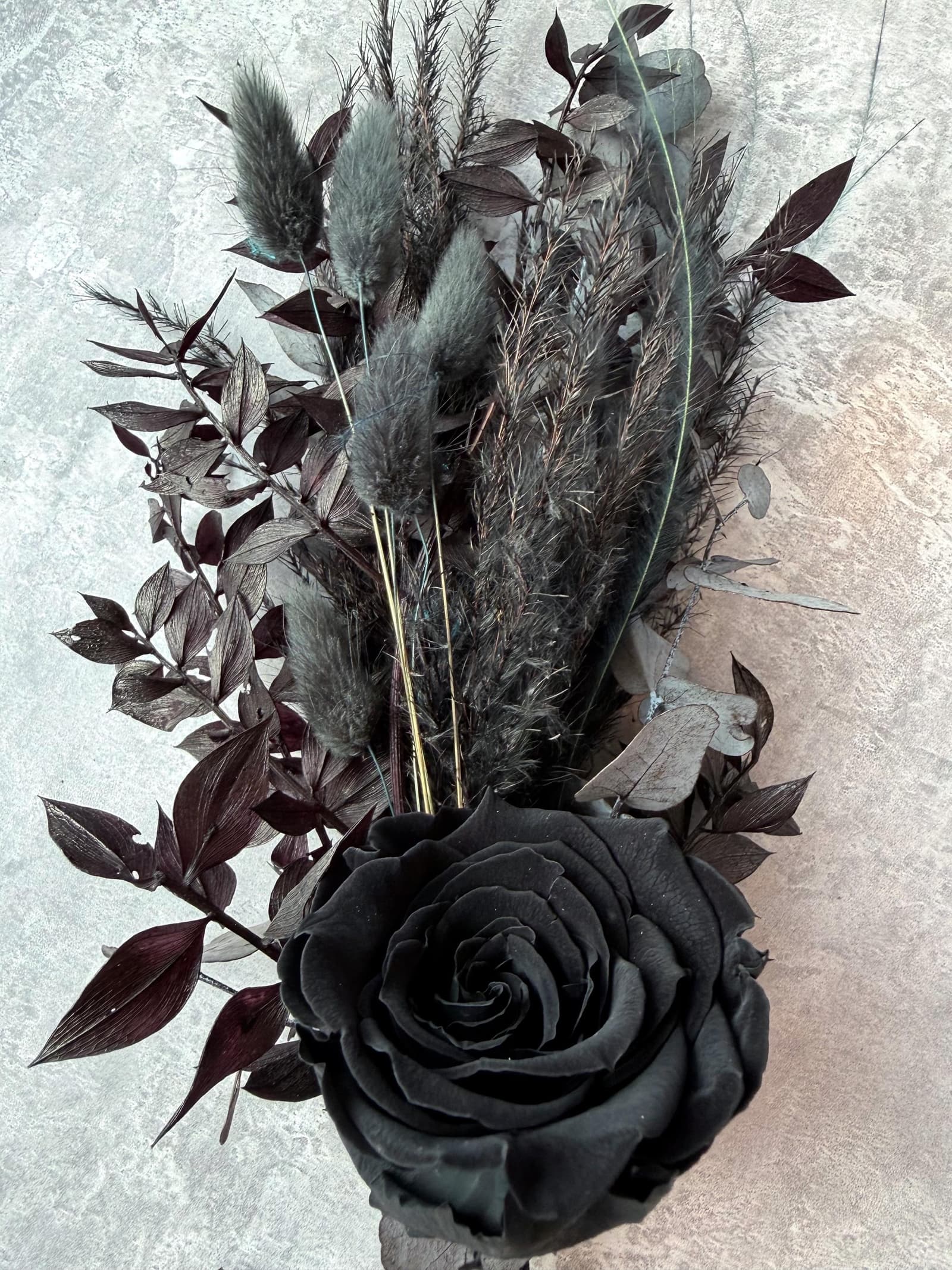 Ramo de flores secas con rosa negra preservada, foto 2