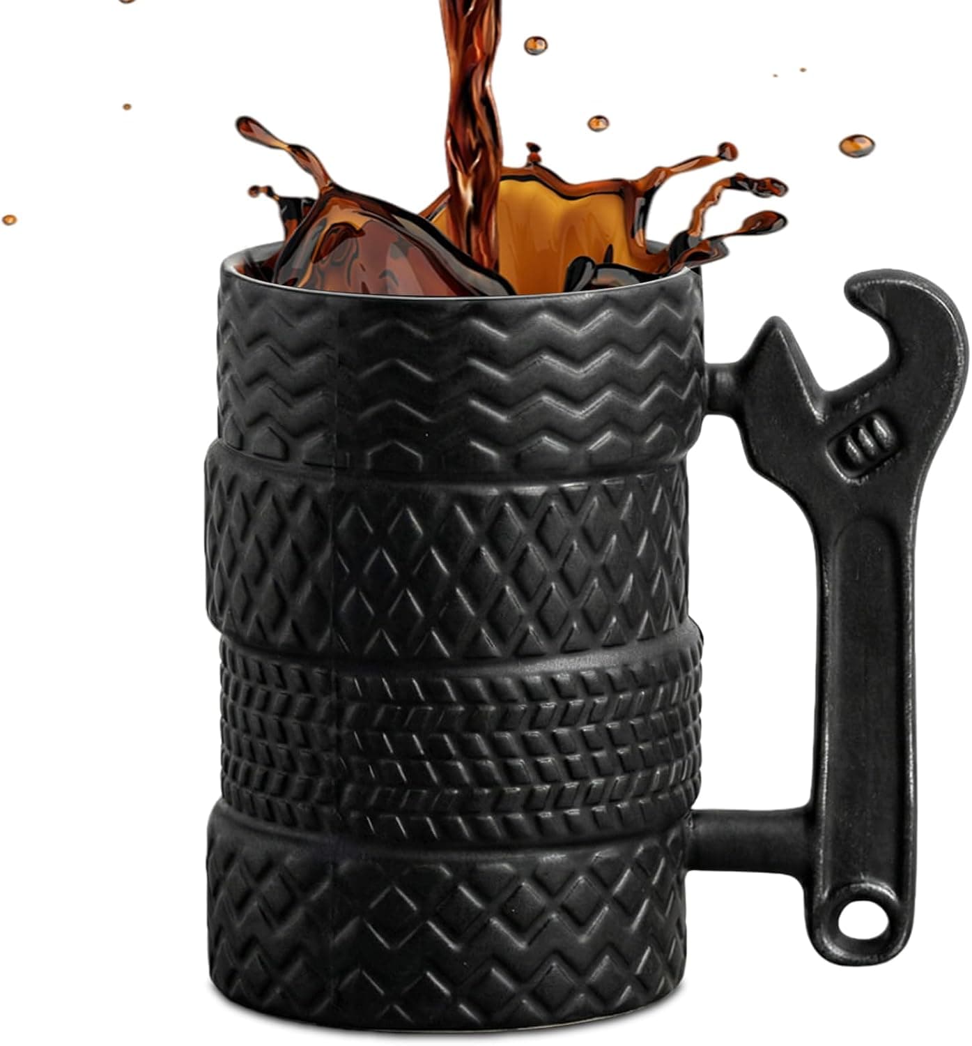 Taza de café con textura de neumático y mango de llave