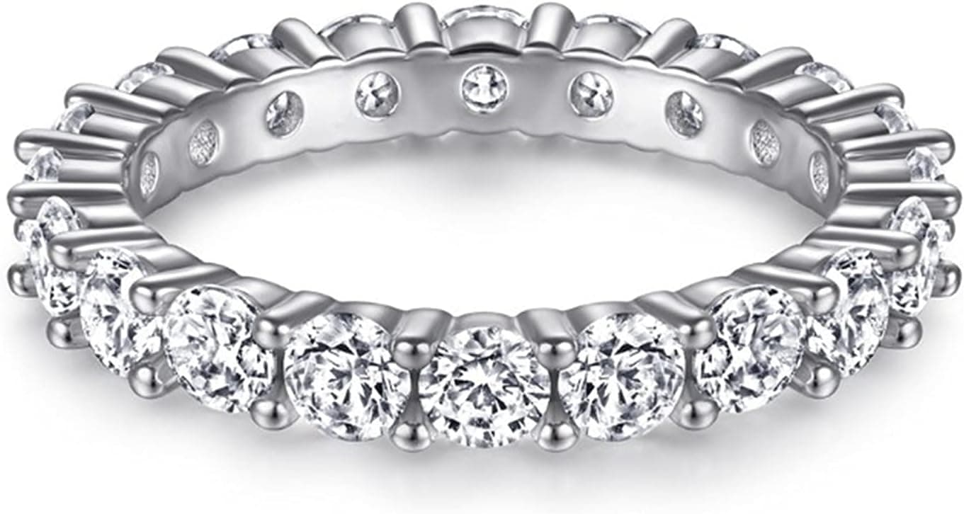 Anillo de compromiso de moissanita en plata de ley sobre fondo neutro