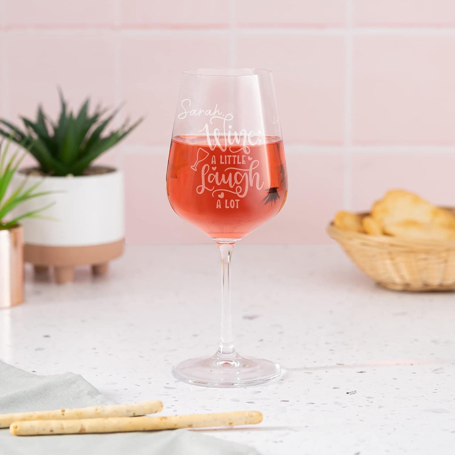 Detalle del grabado láser en la copa de vino