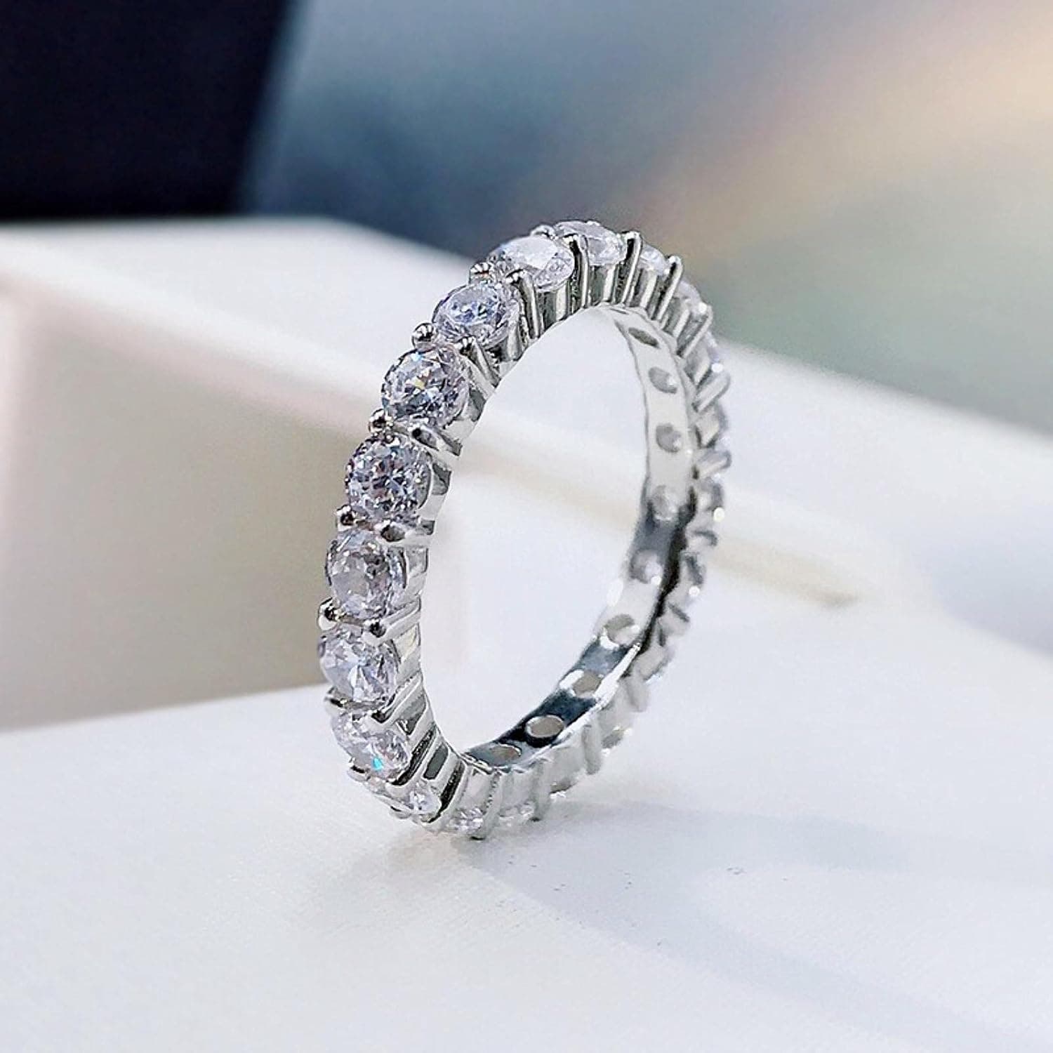 Anillo de moissanita puesto en un dedo para ver su brillo