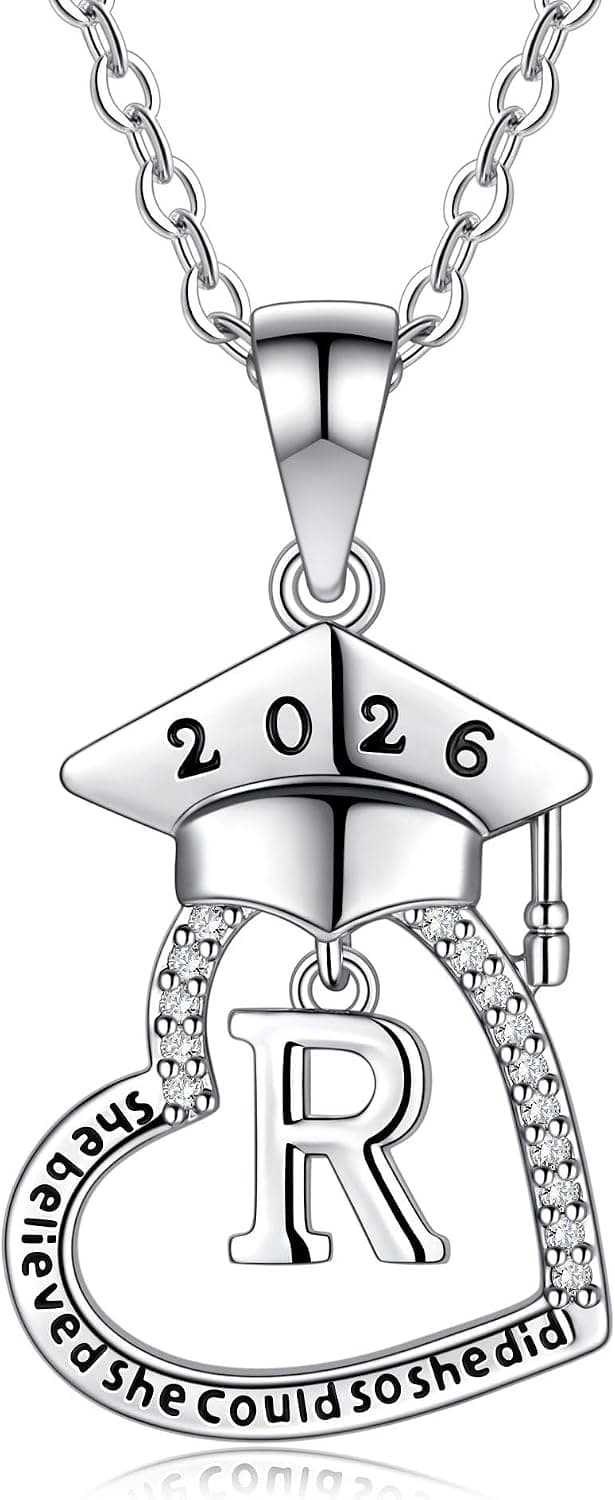 Collar de plata con birrete grabado 2026 y corazón de circonitas con la inicial R