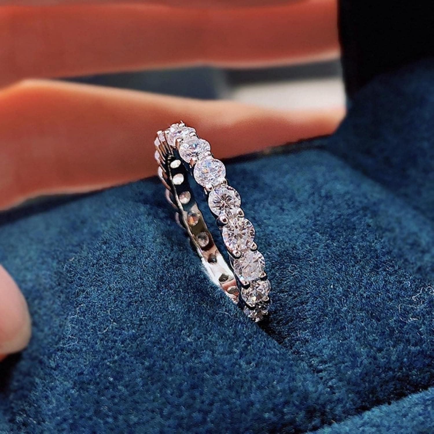 Detalle de la montura de eternidad del anillo de moissanita