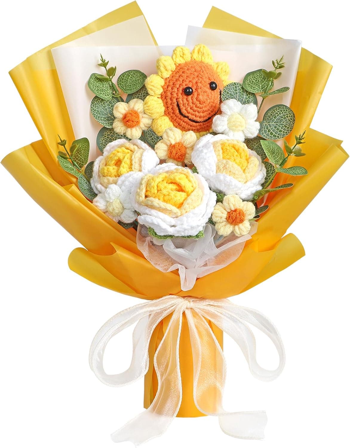 Ramo de ganchillo con un girasol de cara sonriente en el centro, rodeado de rosas blancas y margaritas amarillas
