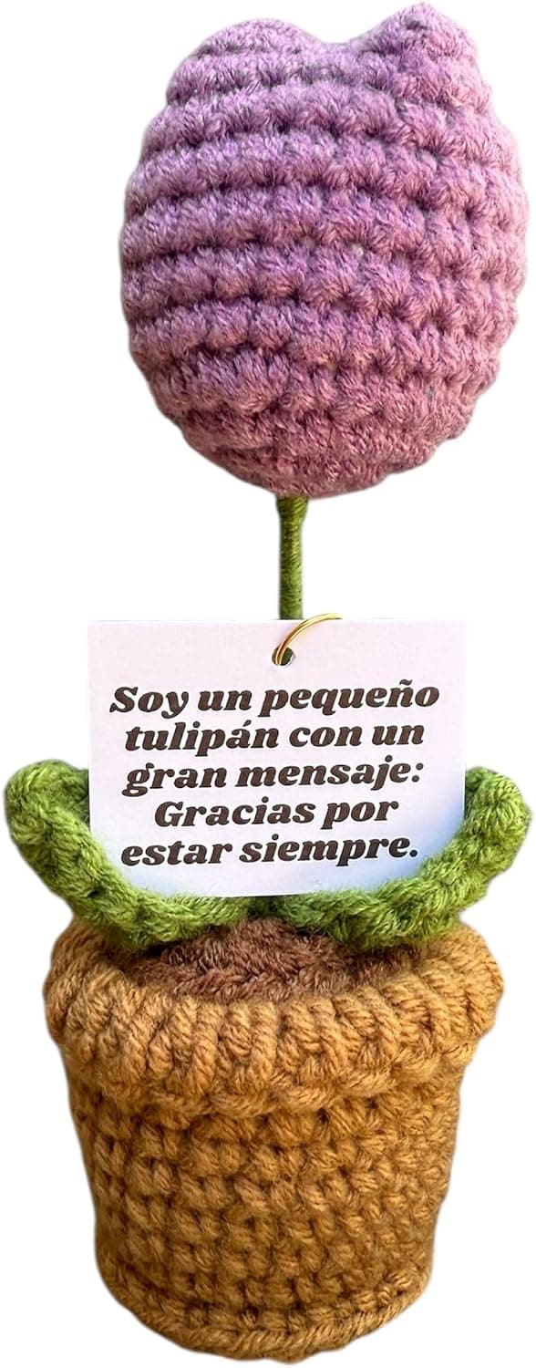 Tulipán morado de ganchillo en maceta pequeña, con una tarjeta colgando que dice Gracias por estar siempre