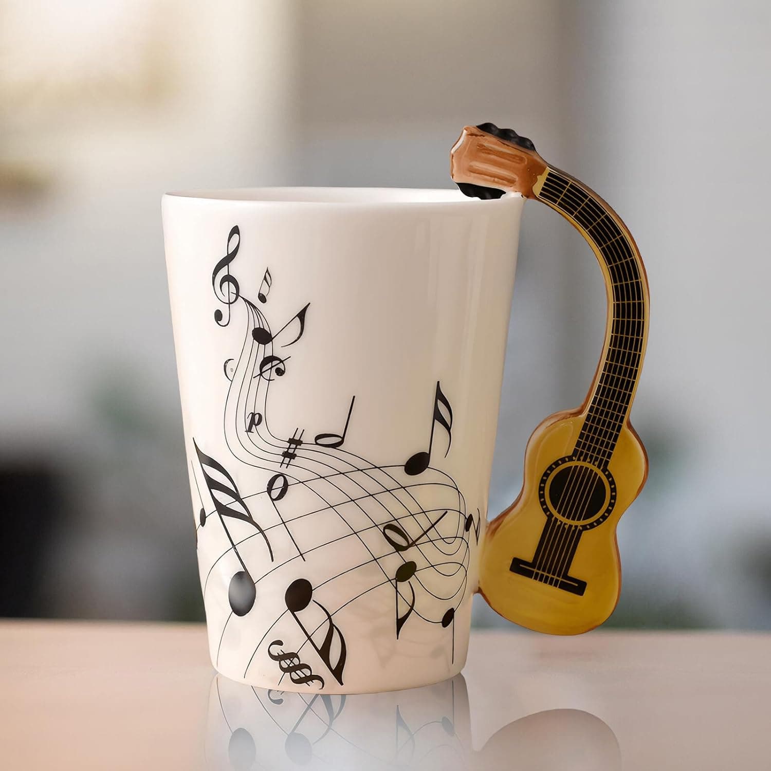 Taza de café con asa en forma de guitarra
