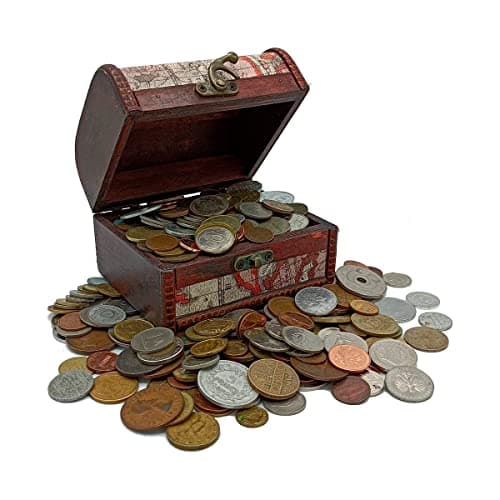 Cofre de madera con un kilo de monedas del mundo