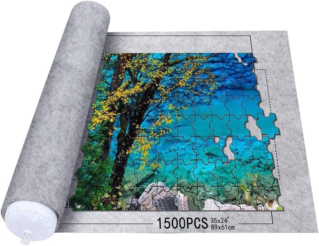 Tapete de fieltro gris extendido con un puzzle a medio montar y el tubo hinchable al lado