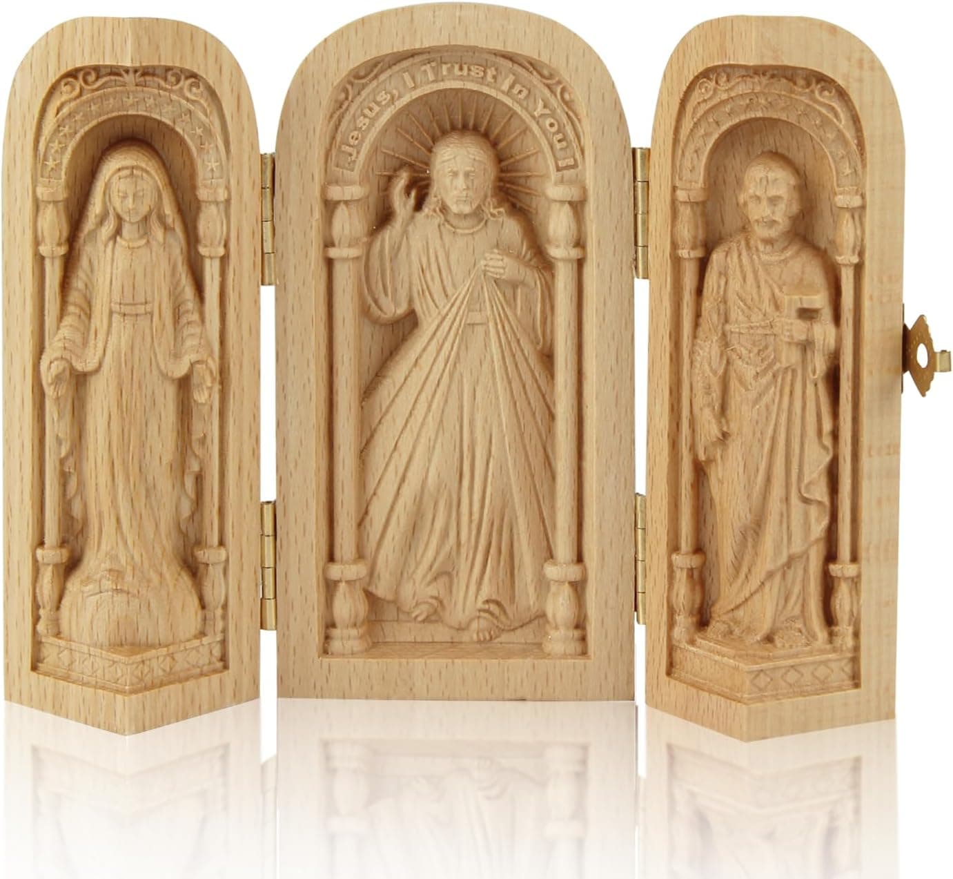 Altar de viaje tríptico de madera abierto mostrando sus tres figuras talladas