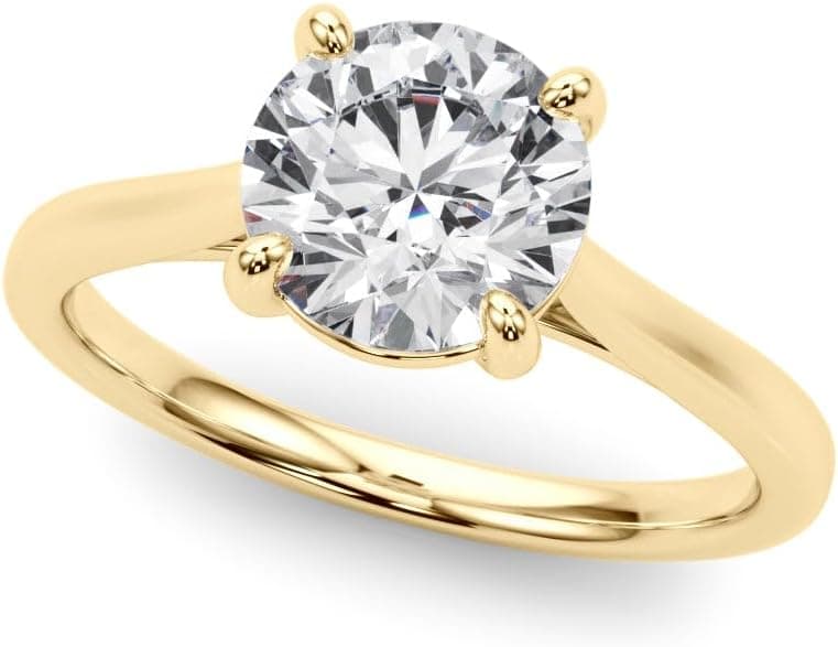 Anillo de compromiso solitario con diamante de laboratorio engastado en garra sobre banda de oro amarillo