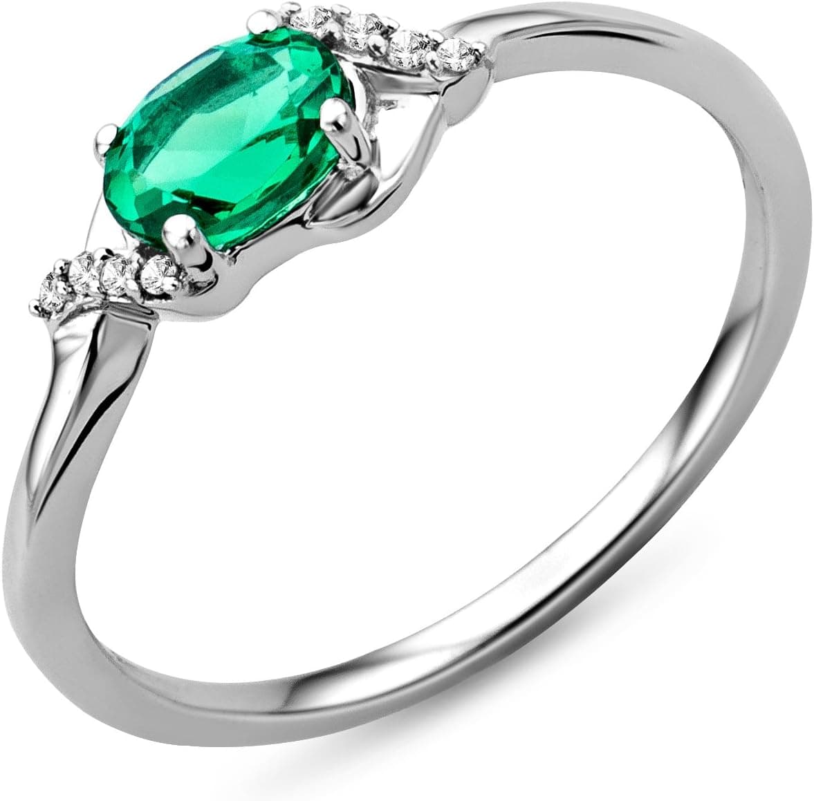 Anillo de compromiso con esmeralda ovalada verde central y pequeños diamantes a cada lado sobre oro blanco