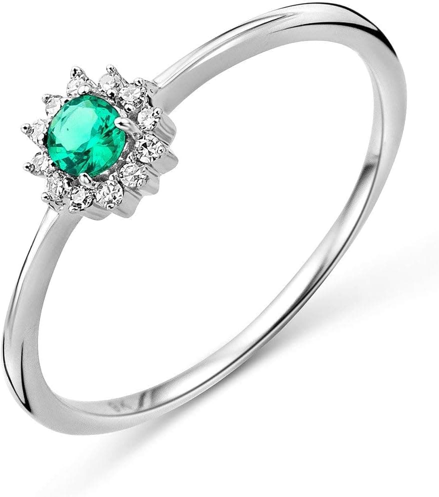 Anillo de compromiso con piedra de color central engastada en racimo y pequeños diamantes alrededor, sobre oro blanco