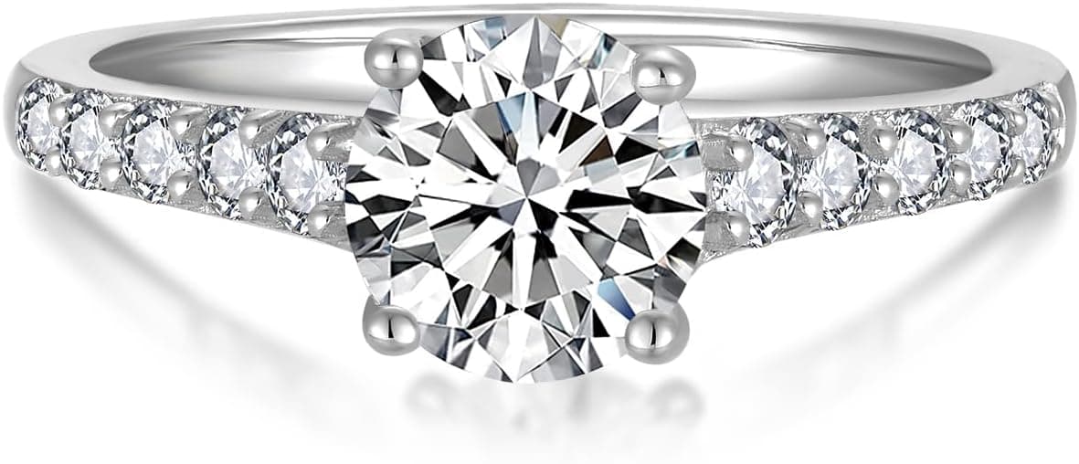 Anillo de compromiso con moissanita central redonda y banda de circonitas pequeñas engastadas a cada lado, sobre plata de ley