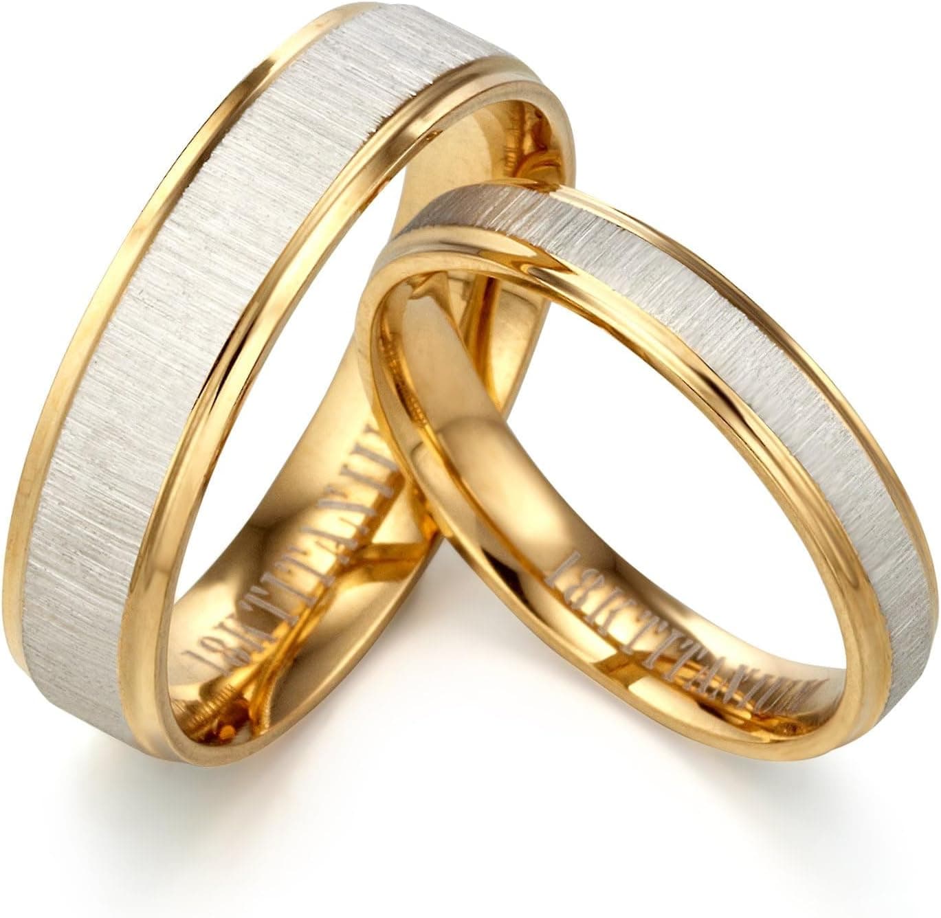 Dos anillos de compromiso en titanio bicolor, uno más ancho y otro más fino, con acabado en plata y titanio