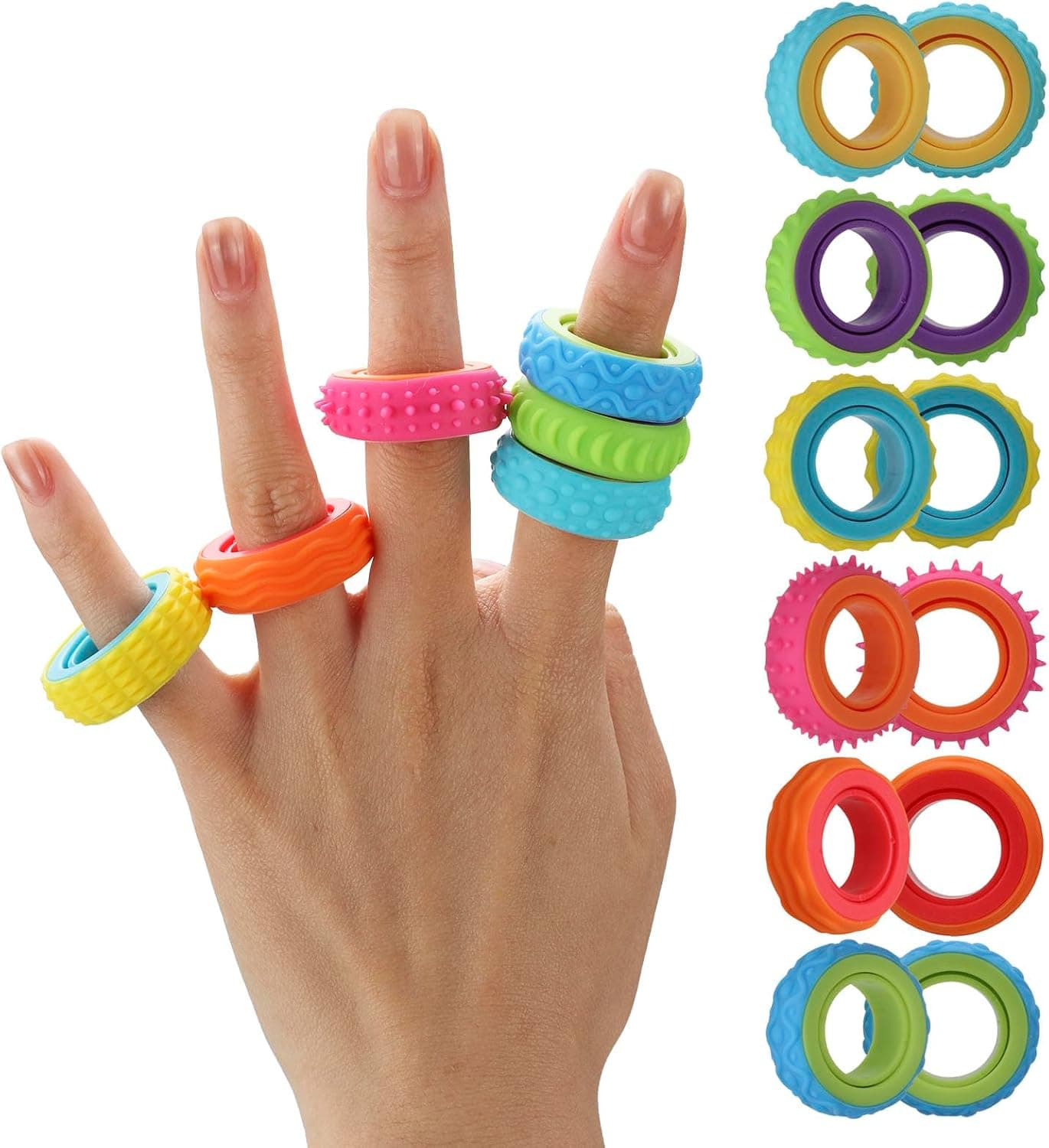 Mano con varios anillos fidget de colores puestos en los dedos, junto a los doce anillos del pack colocados por parejas