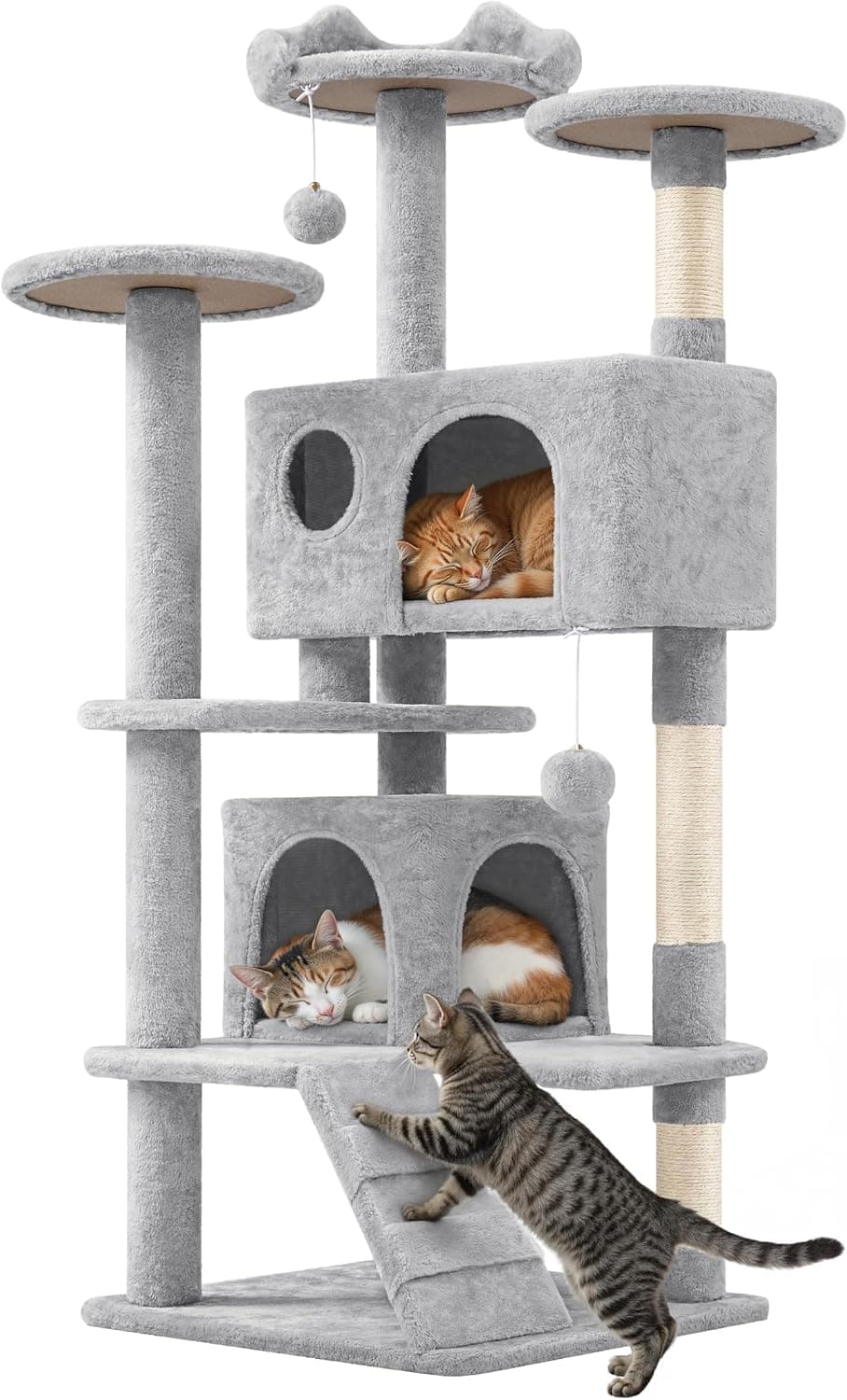 La torre gris de varios niveles con dos casetas, plataformas y postes de sisal, con dos gatos encima