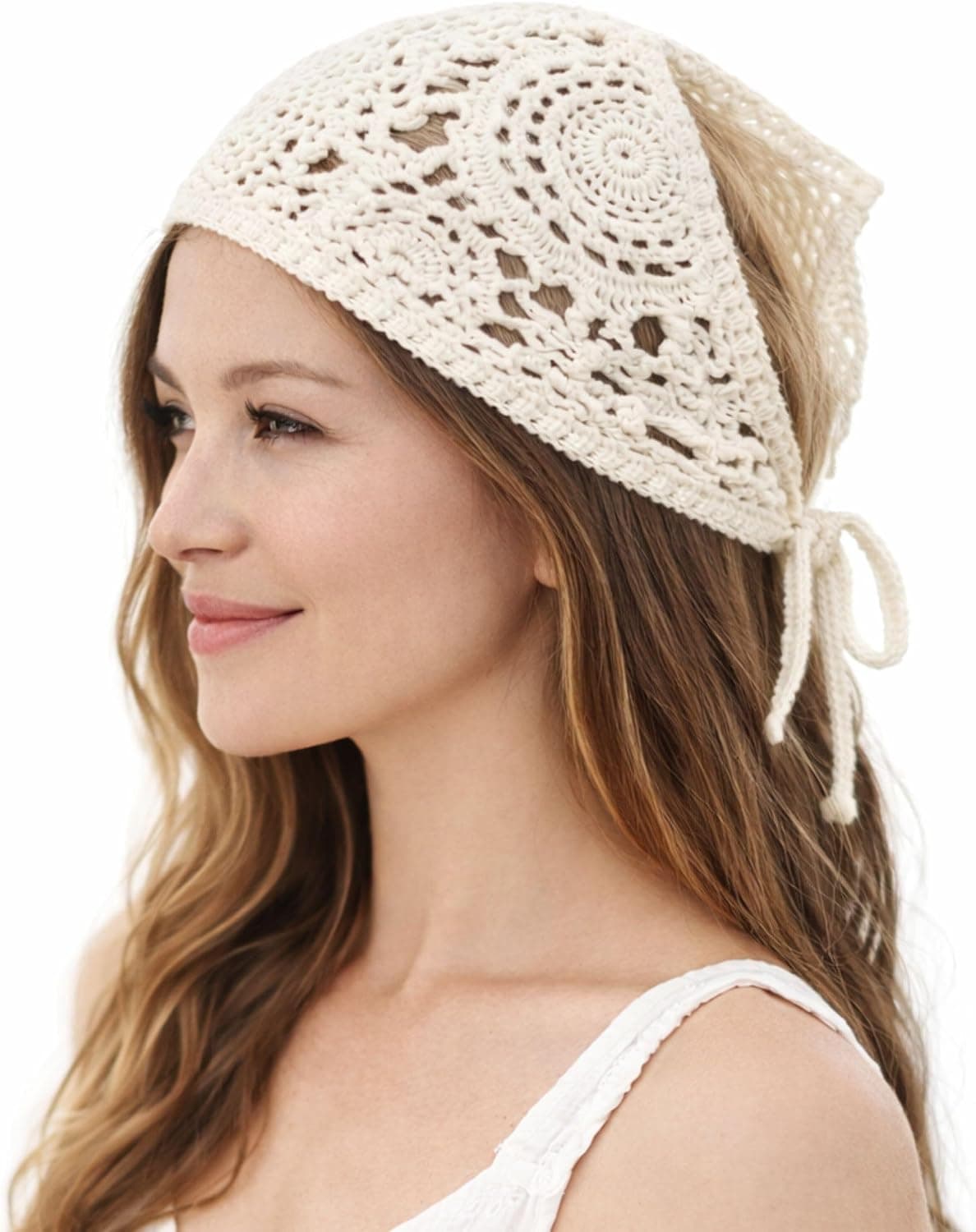 Mujer joven con una bandana triangular de crochet color beige a modo de diadema, anudada por detrás