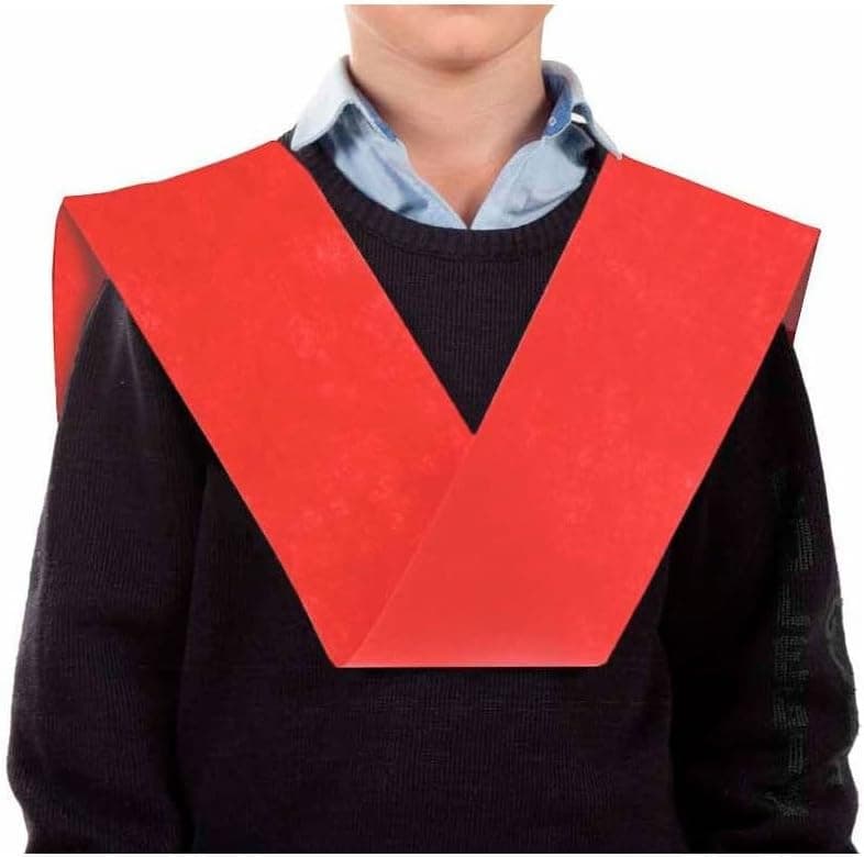 Niño con beca de graduación roja en forma de V sobre un jersey