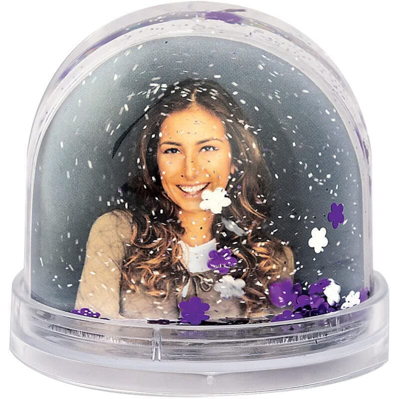 Bola de nieve semiesférica con flores moradas suspendidas y foto personalizada