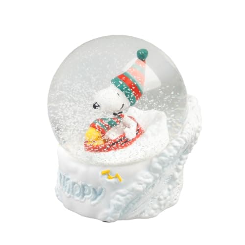 Bola de nieve con Snoopy y Woodstock deslizándose en trineo, con gorro y bufanda